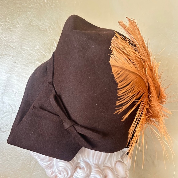 NOTABLE 1940s\' BROWN FELT \